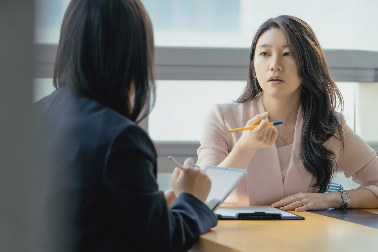 240401_김유정,오수현 변호사_업무중9.jpg