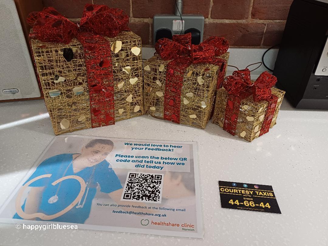 크리스마스선물을상징하는 소품들이진열되어있었다영국에서 MRI 검사 받던 날 올겨울 가장 추운 날 마침내 영국에서 MRI 검사를 받았다.jpg