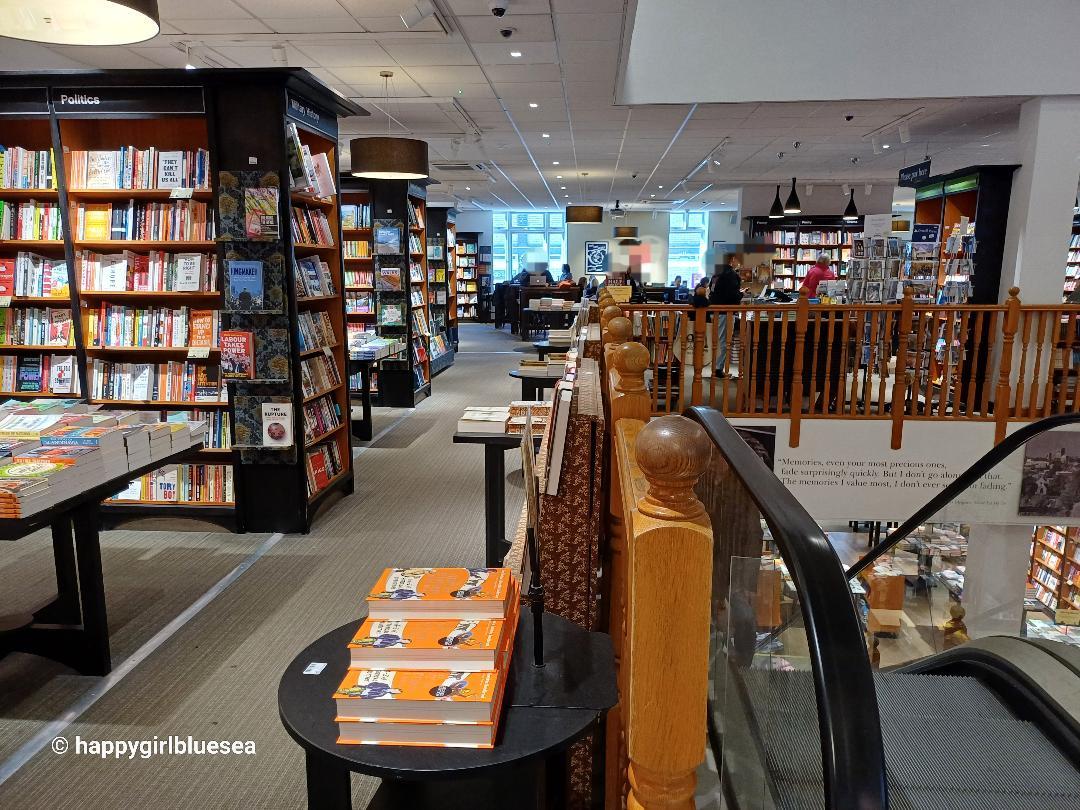 워터스톤서점내부.jpg