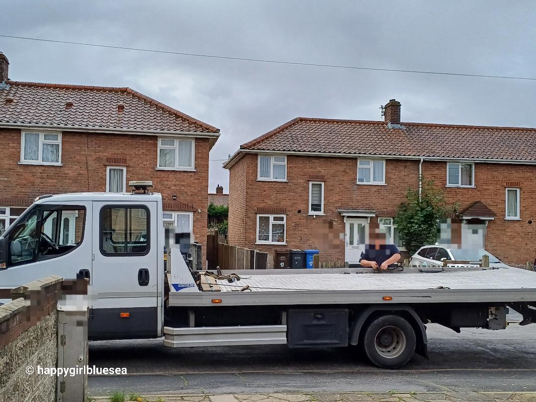 론의 고창난 전동스쿠터를 가지고온 견인트럭과 운전기사.jpg