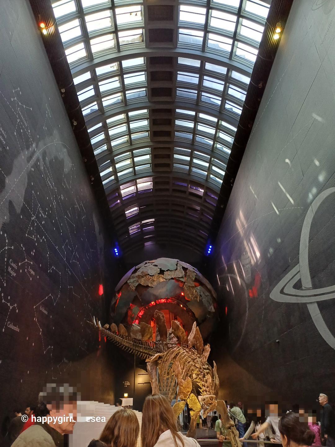 런던자연사박물관공룡알과공룡조각상.jpg