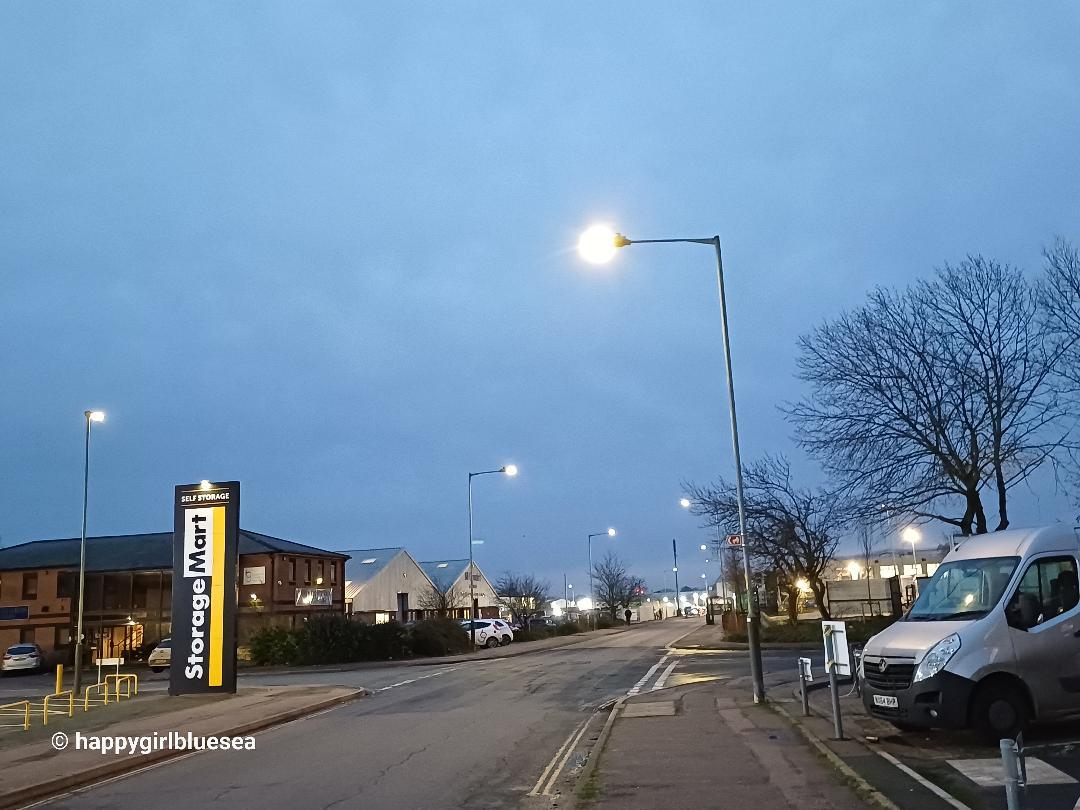 공항과 집 사이에 있는 인더스트리 단지.jpg