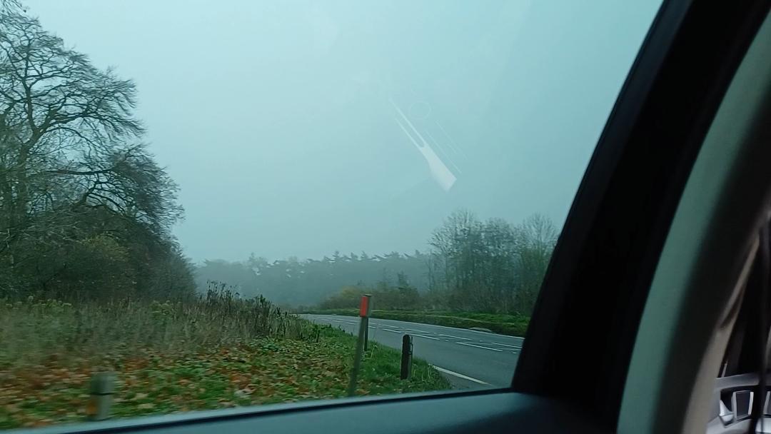 영국에서 MRI 검사 받던 날 올겨울 가장 추운 날 마침내 영국에서 MRI 검사를 받았다MRI찍고택시타고집으로돌아가는길라디오에서는한국의비상계염령뉴스가나오고곧이어로제의아파트가차량량라디오에서나오고있다.jpg