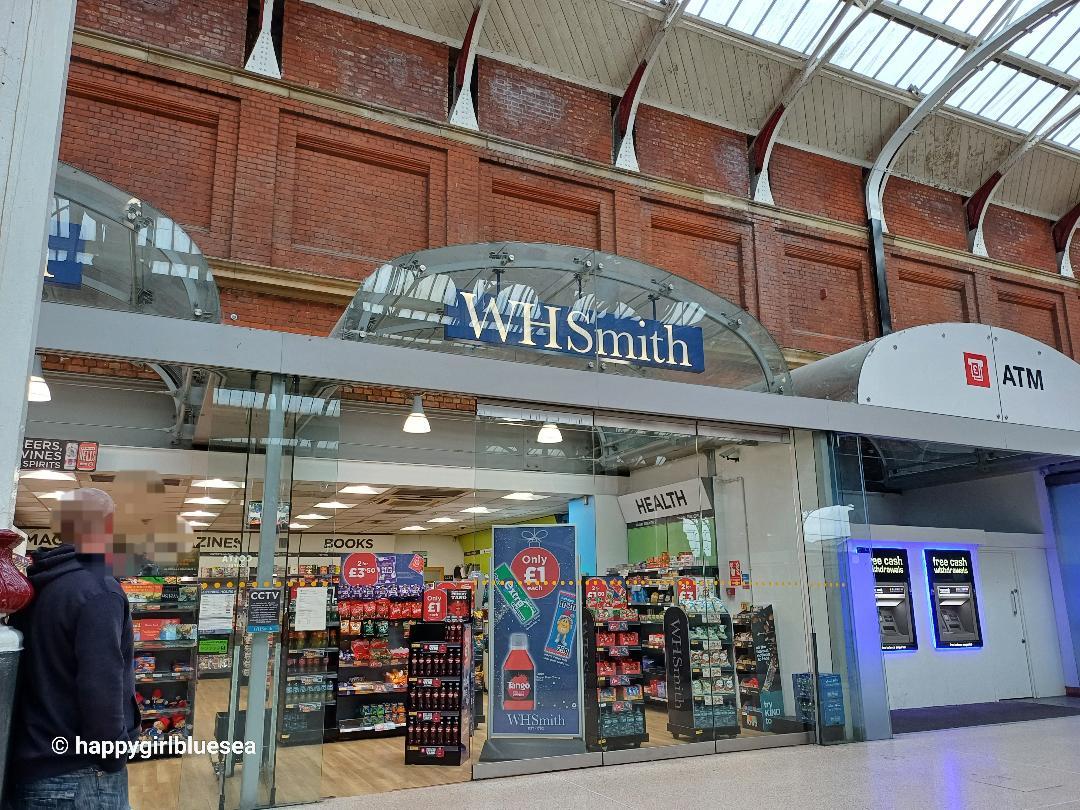 여전히없어지지않은WHSmith가계22년전런던뉴몰던에가기위해기차를이용할때이곳에서TheDevi and Missprym를 구입했었던곳 그때는주말신문에부록으로끼워져팔았었다.jpg