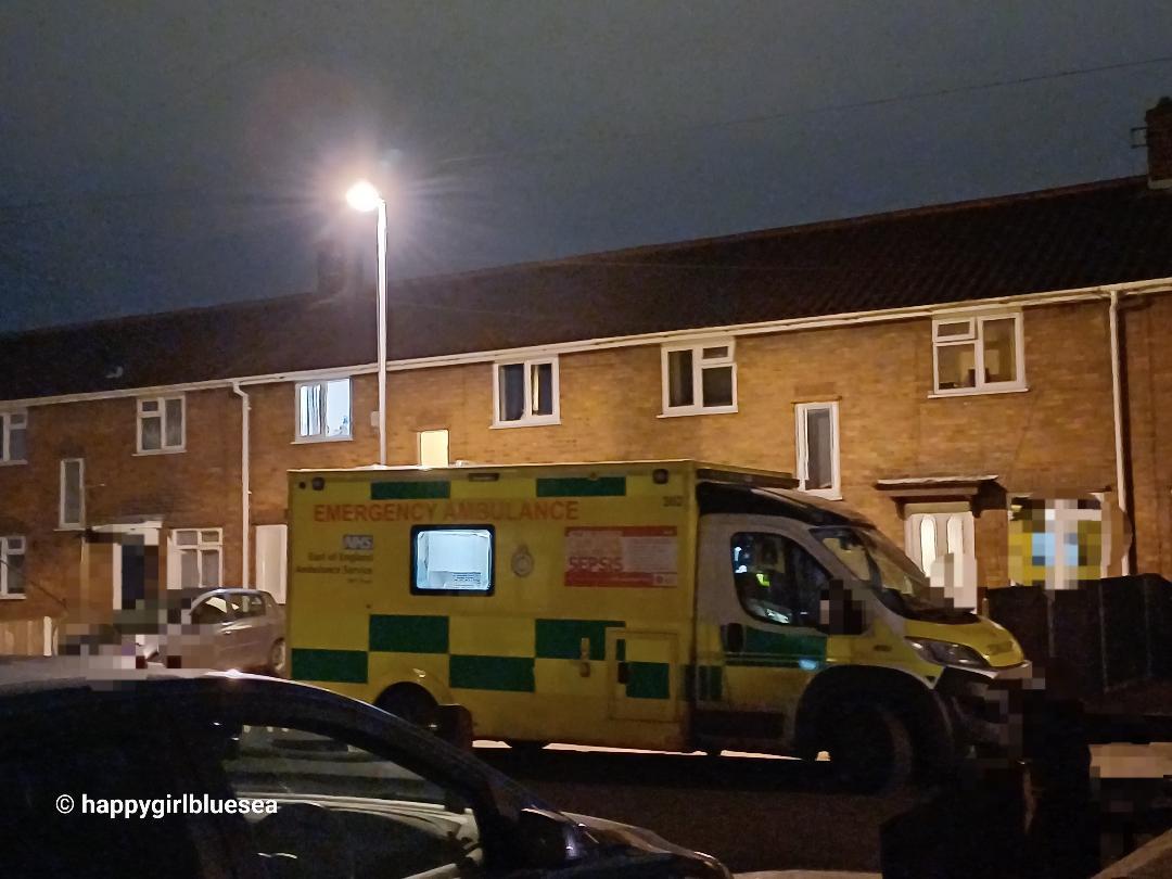 an ambulance arrived in the middle of the night.jpg