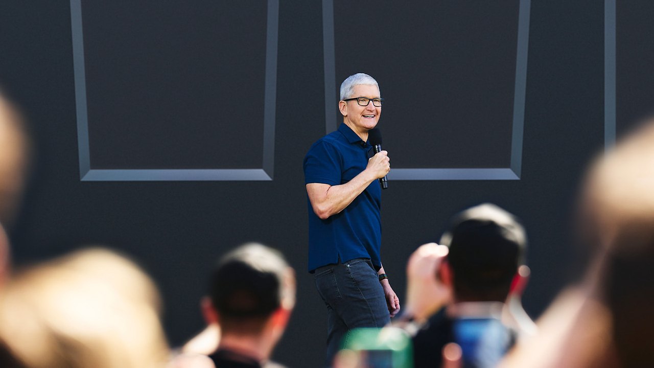 Apple-WWDC22-Tim-Cook-Apple-Park-hero-220606_Full-Bleed-Image.jpg.large.jpg