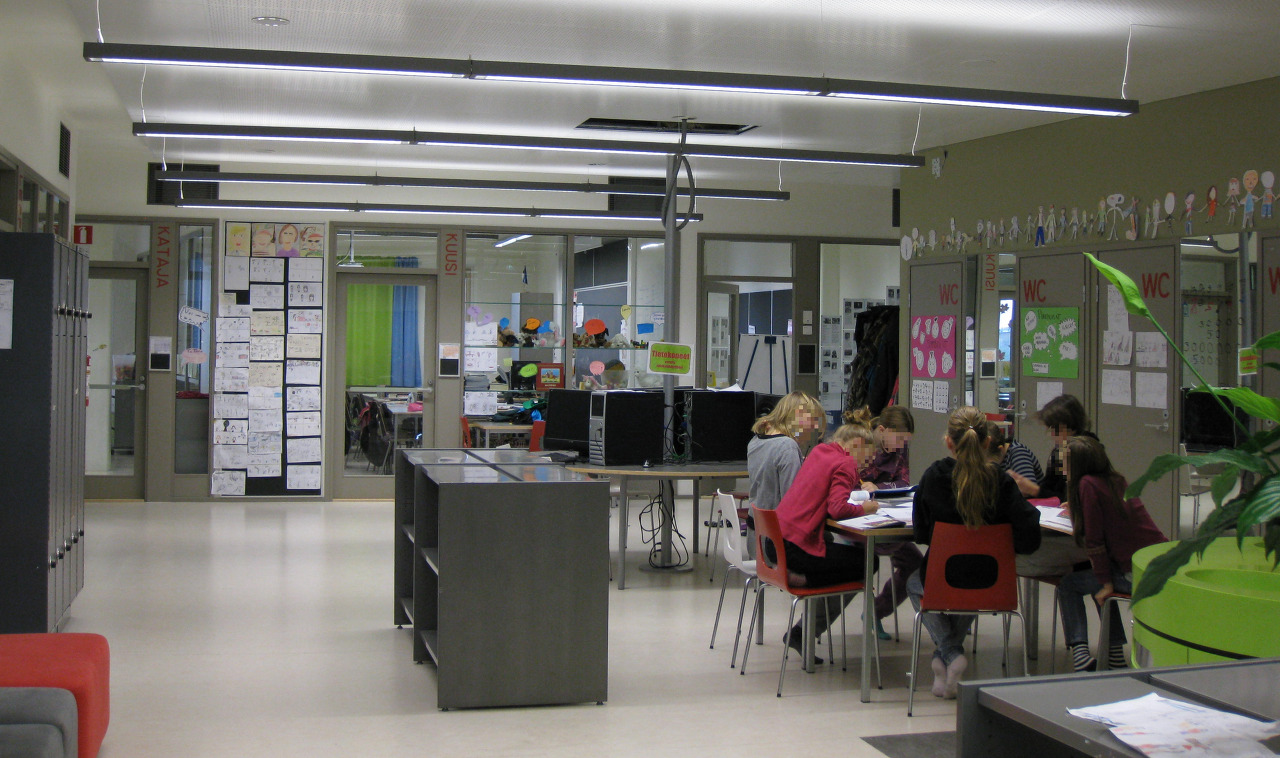 라또까르따노 종합학교_복도와 쉼터.jpg