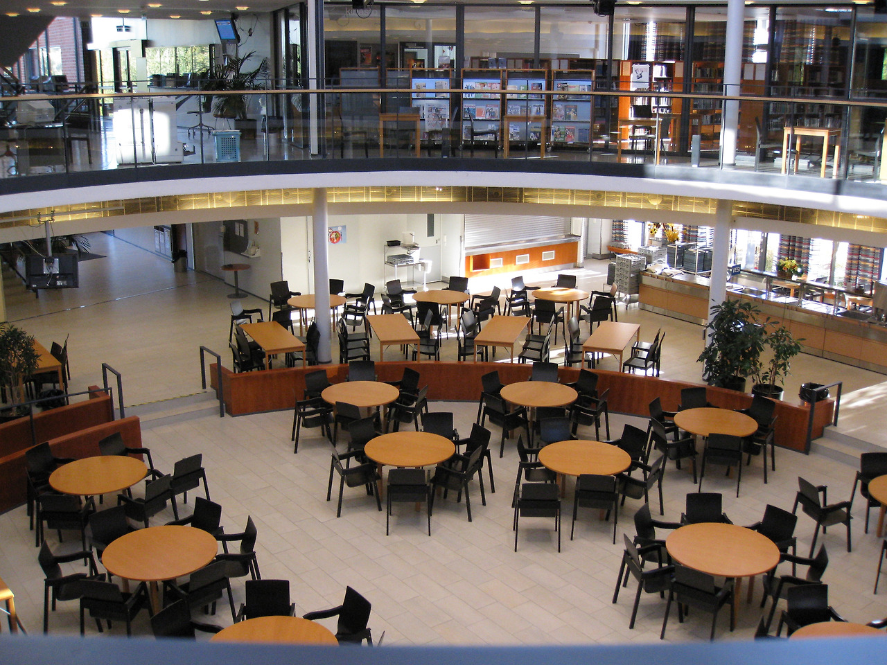 야르벤빠 고등학교 아레나.jpg