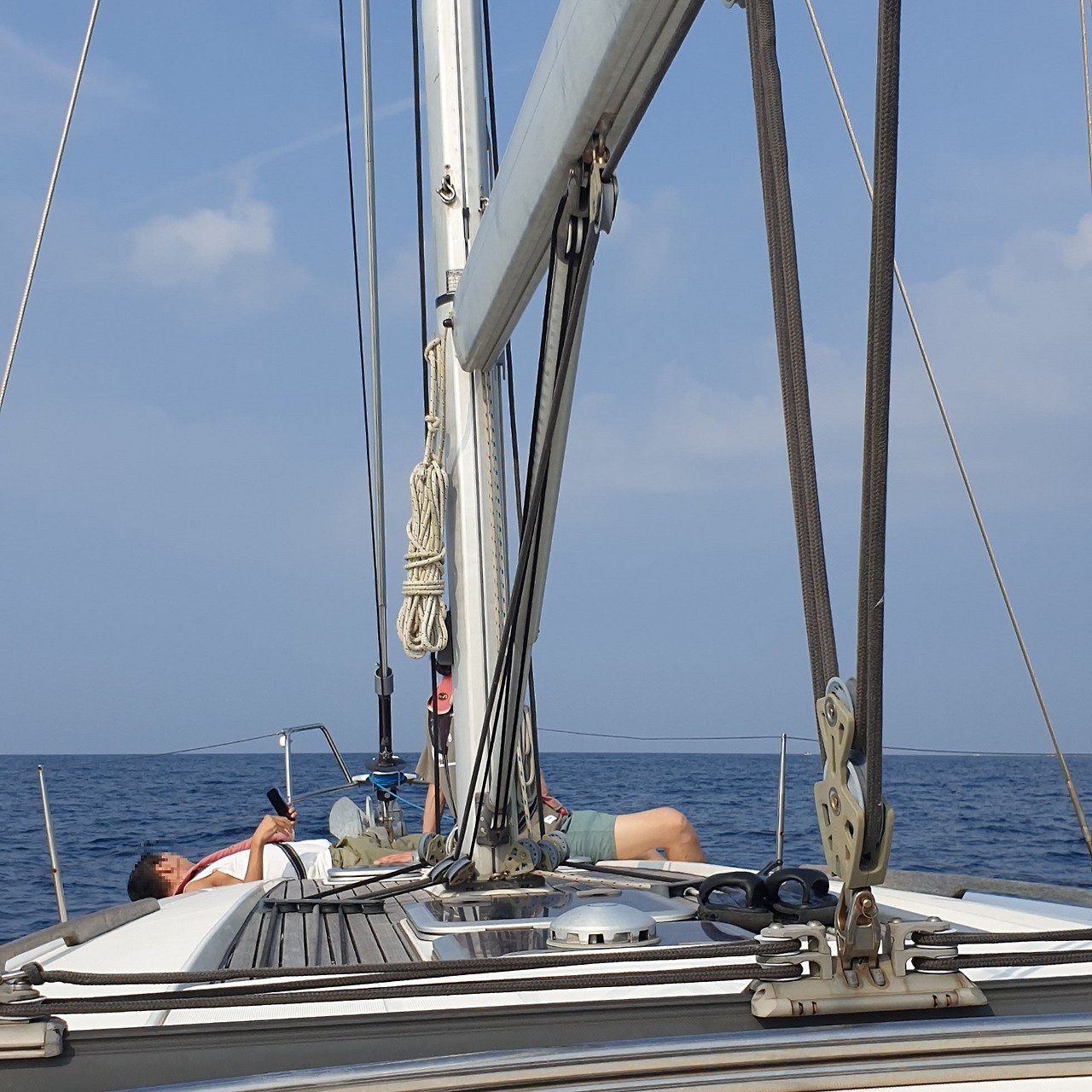 누워있는 사진.jpg