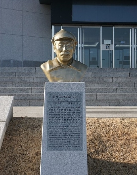 육사 홍범도.jpg