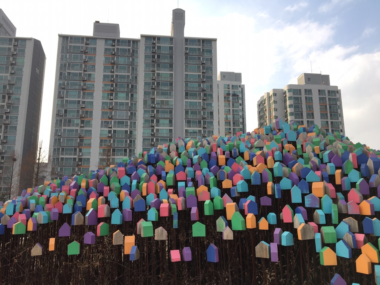 18 수도국산박물관 옥상 쉼터에 설치된 공공미술프로젝트.jpg