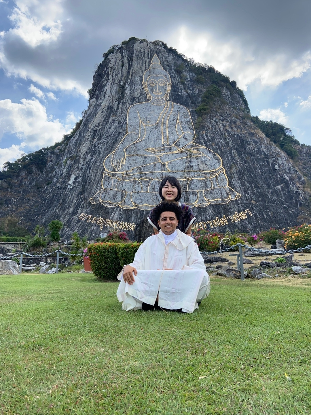 황금절벽 불상과 함께.jpg