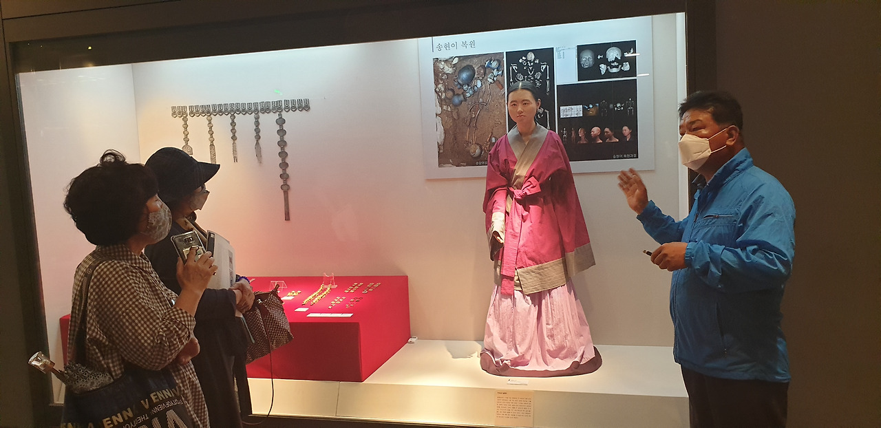 송현동 15호분에서 출토된 순장인골로 복원한 가야소녀 '송현이'.jpg