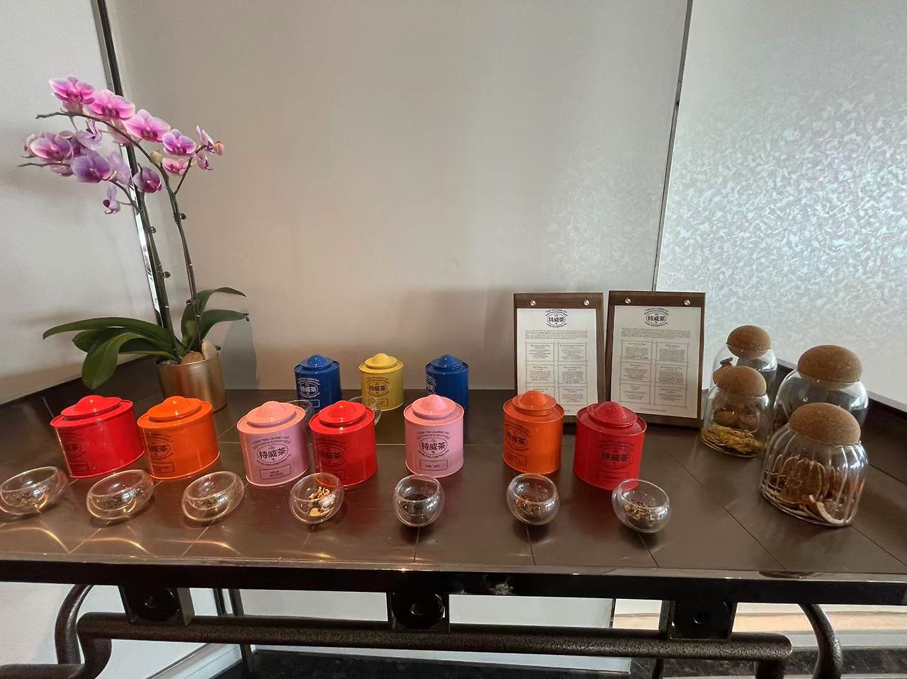 입구에 있는 차 설명.jpg