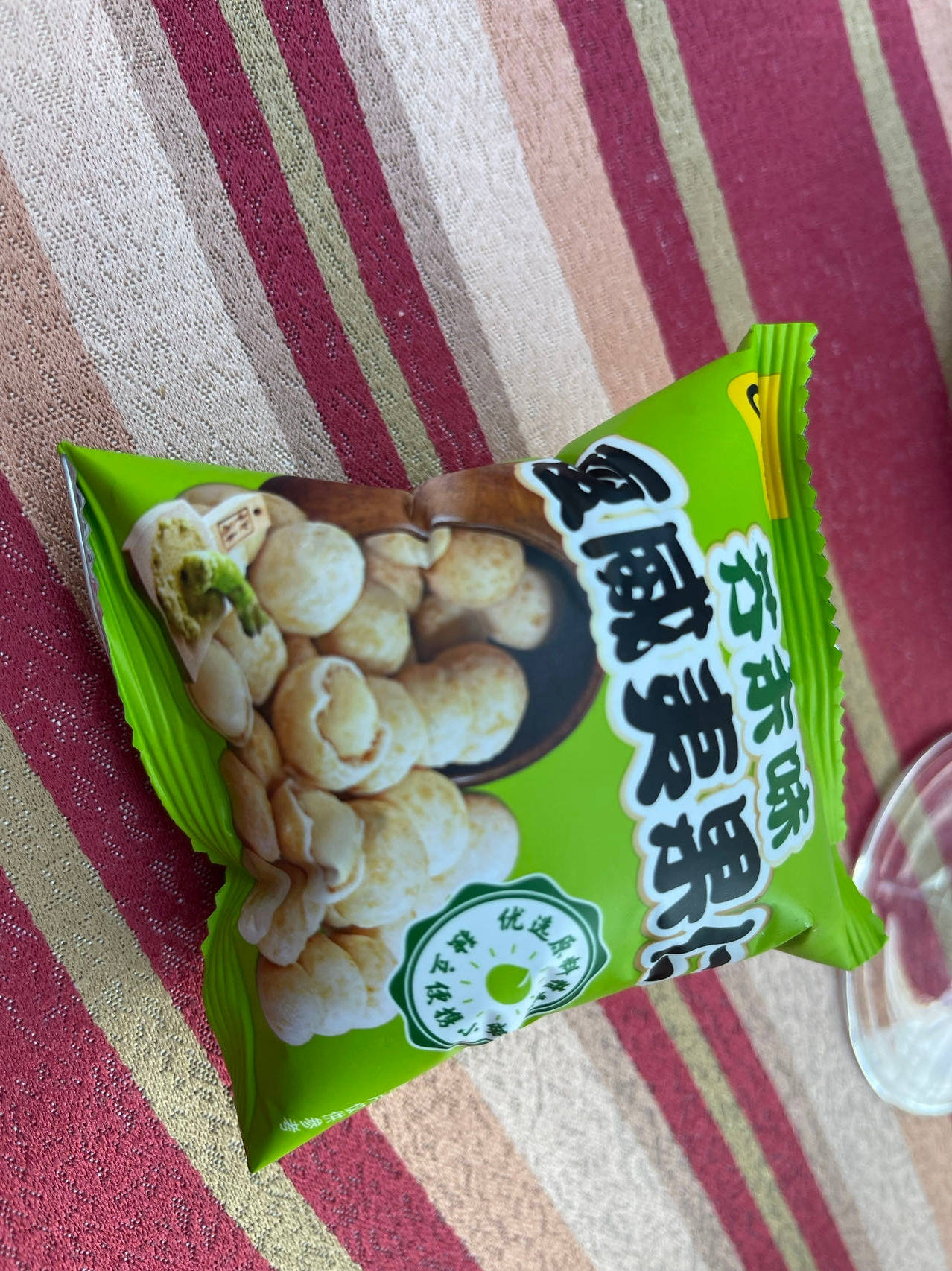 공기압력차로 팽창한 과자봉지.jpg