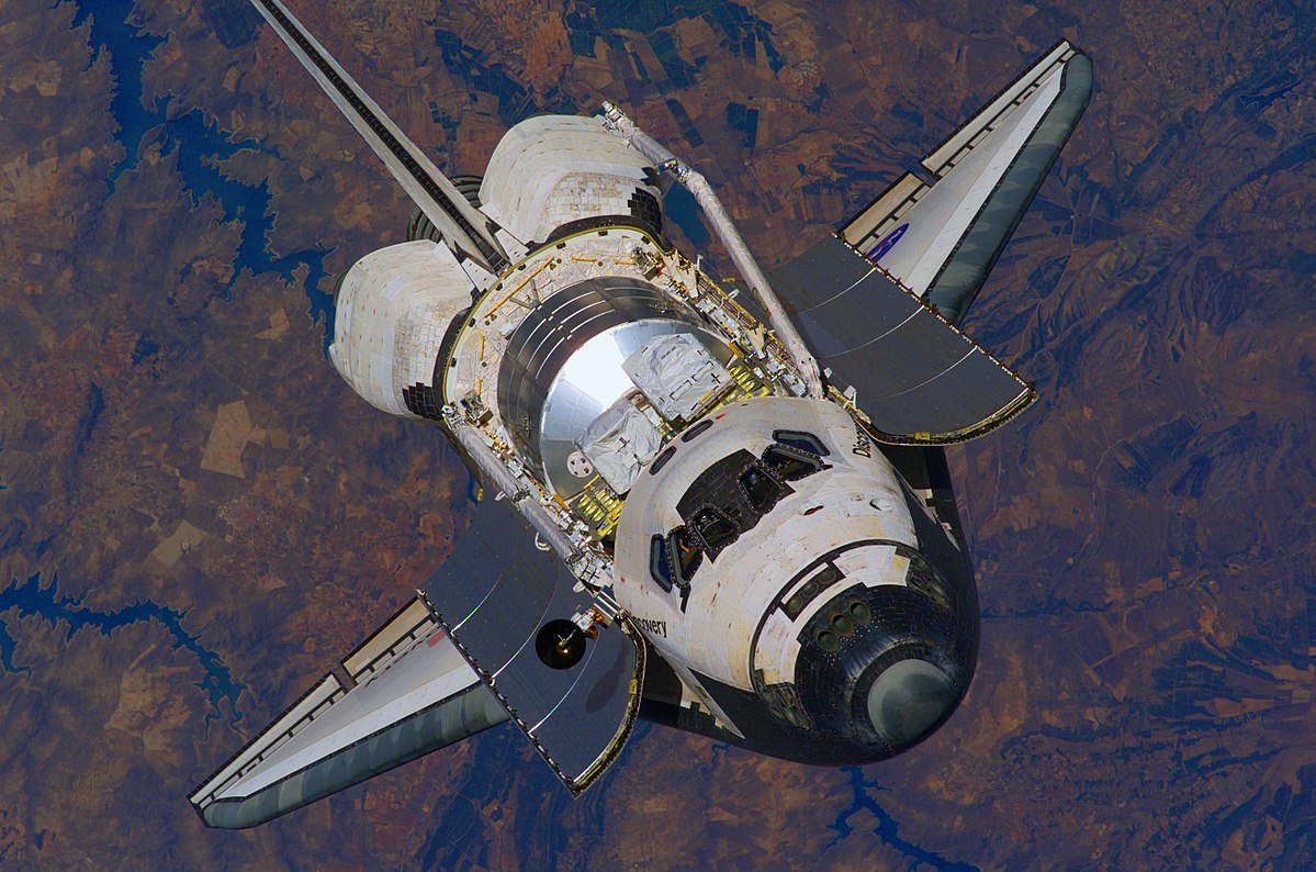 1200px-STS-121-DiscoveryEnhanced.jpg