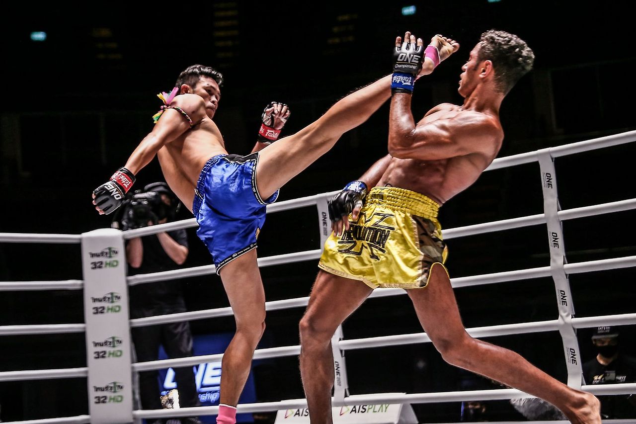 Felipe-Lobo-Yodpanomrung-Jitmuangnon-Muay-Thai-1920X1280-29.jpg