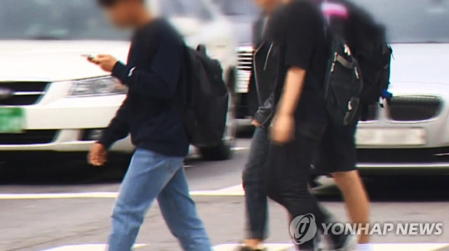 스몸비족. 연합뉴스.jpg