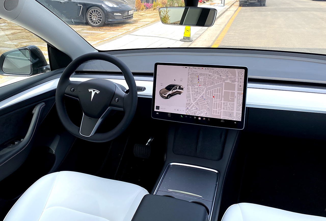 테슬라 모델Y 내부_.jpg