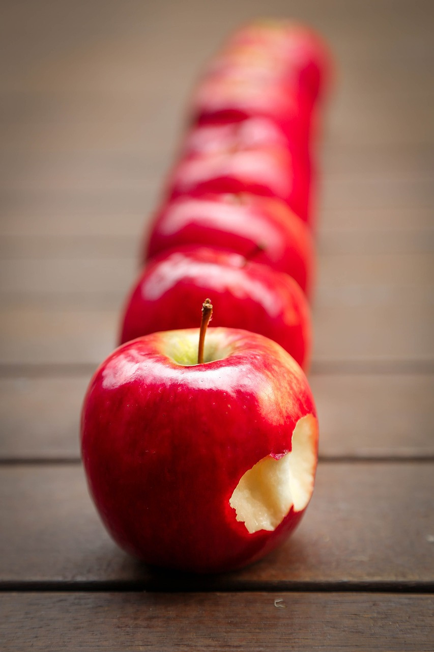 apples-g4c22e1c66_1280.jpg