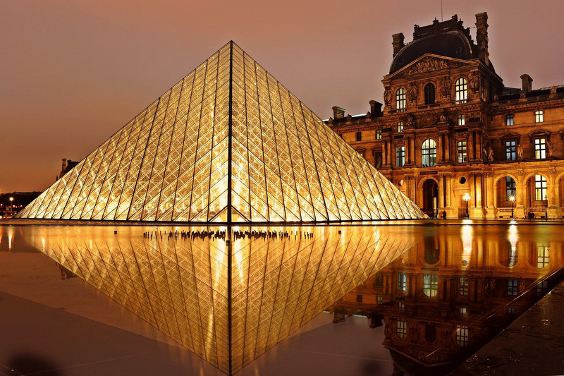 pyramid-of-louvre-at-night-800.jpg