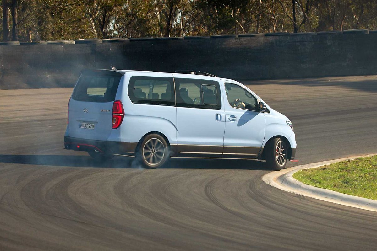 hyundai-imax-n-drift-bus_(5).jpg