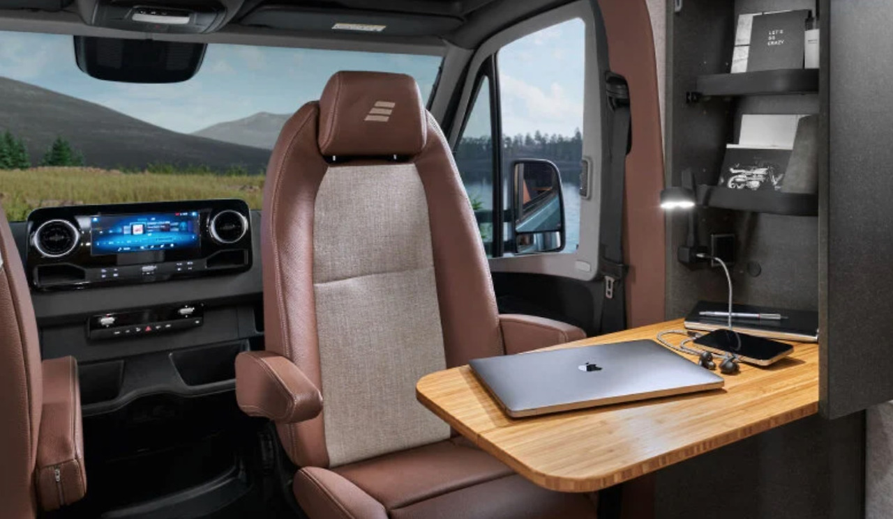 Hymer-Venture-S-Mercedes-Sprinter-off-road-camper-office-Hymer-8.jpg