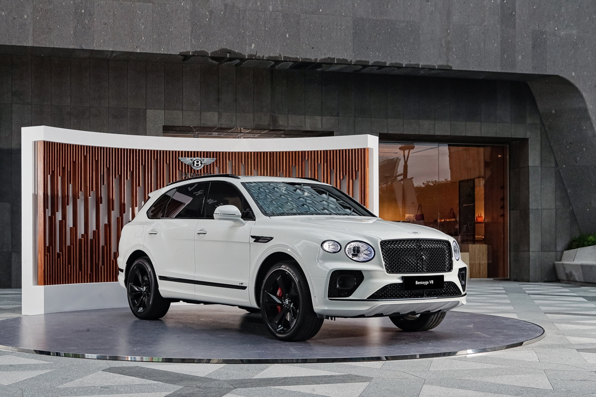 [참고사진] 벤틀리 서울, 대전 갤러리아타임월드서 고객 시승 및 전시 행사 진행 (3).jpg