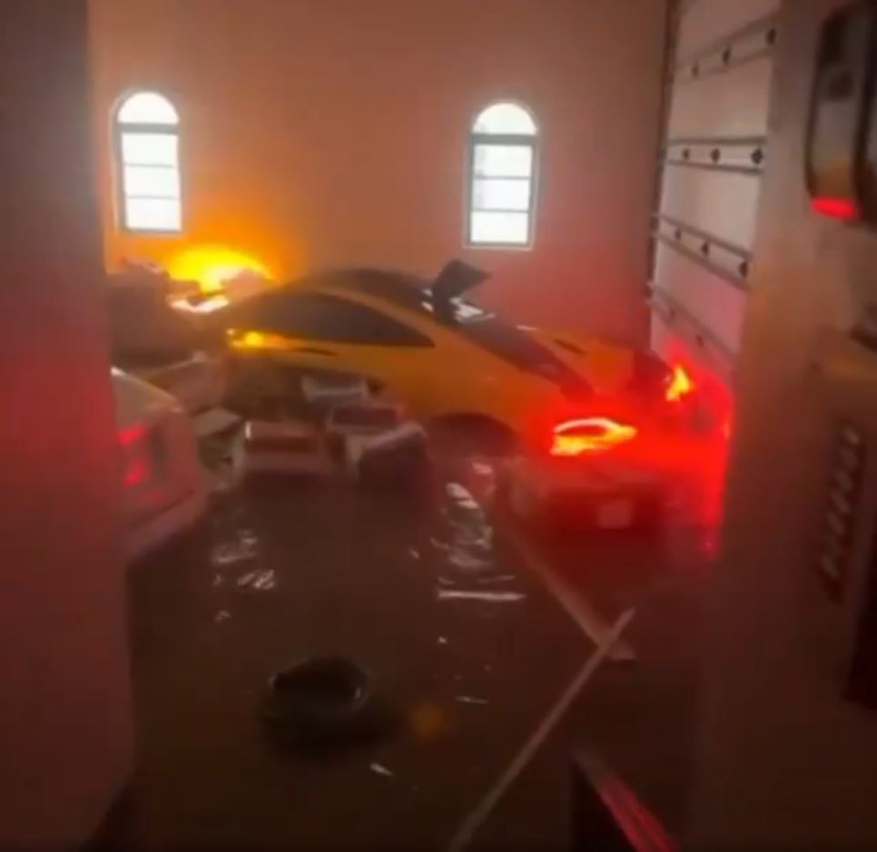 floating-mclaren-p1-calmly-exits-a-garage-by-itself-hurricane-ian-spares-nobody_4.jpg