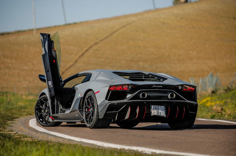 lamborghini-aventador-ultimae-2022-first_220408_13-ocxibwetn0.jpg