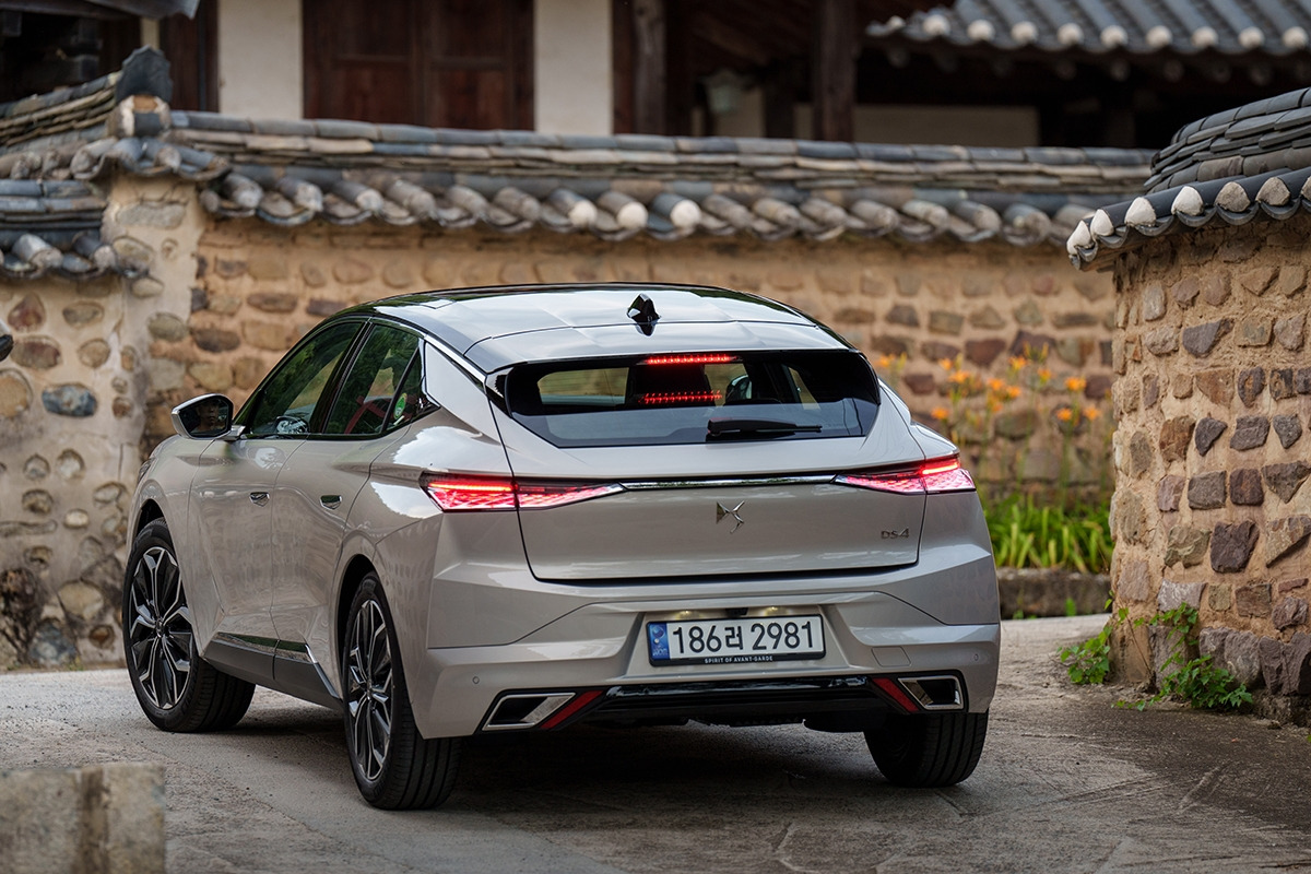 사진자료2-DS 오토모빌 프리미엄 해치백 _DS 4_ 후면.jpg