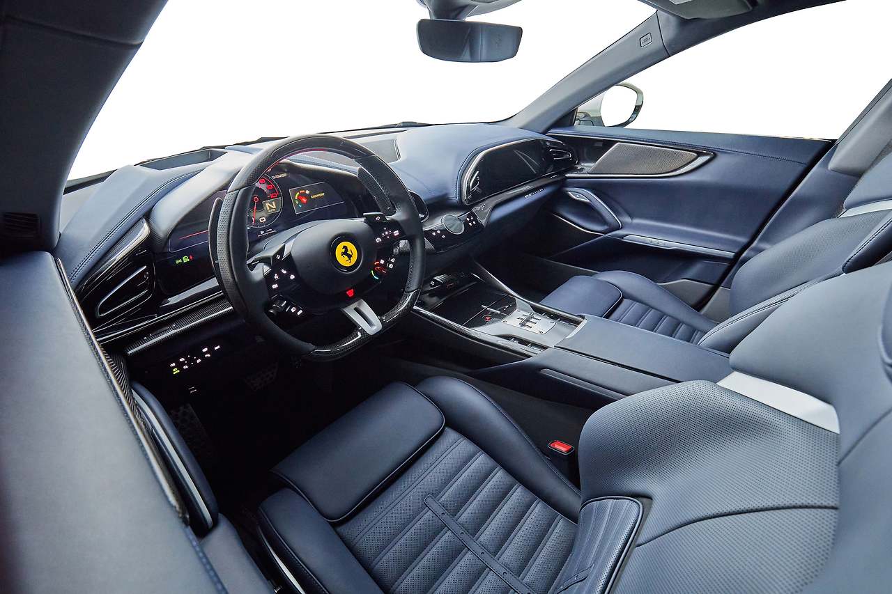 8_페라리 푸로산게_실내.jpg