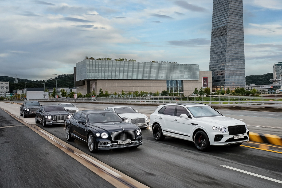 [참고사진] 벤틀리 서울, 대전 갤러리아타임월드서 고객 시승 및 전시 행사 진행 (4).jpg