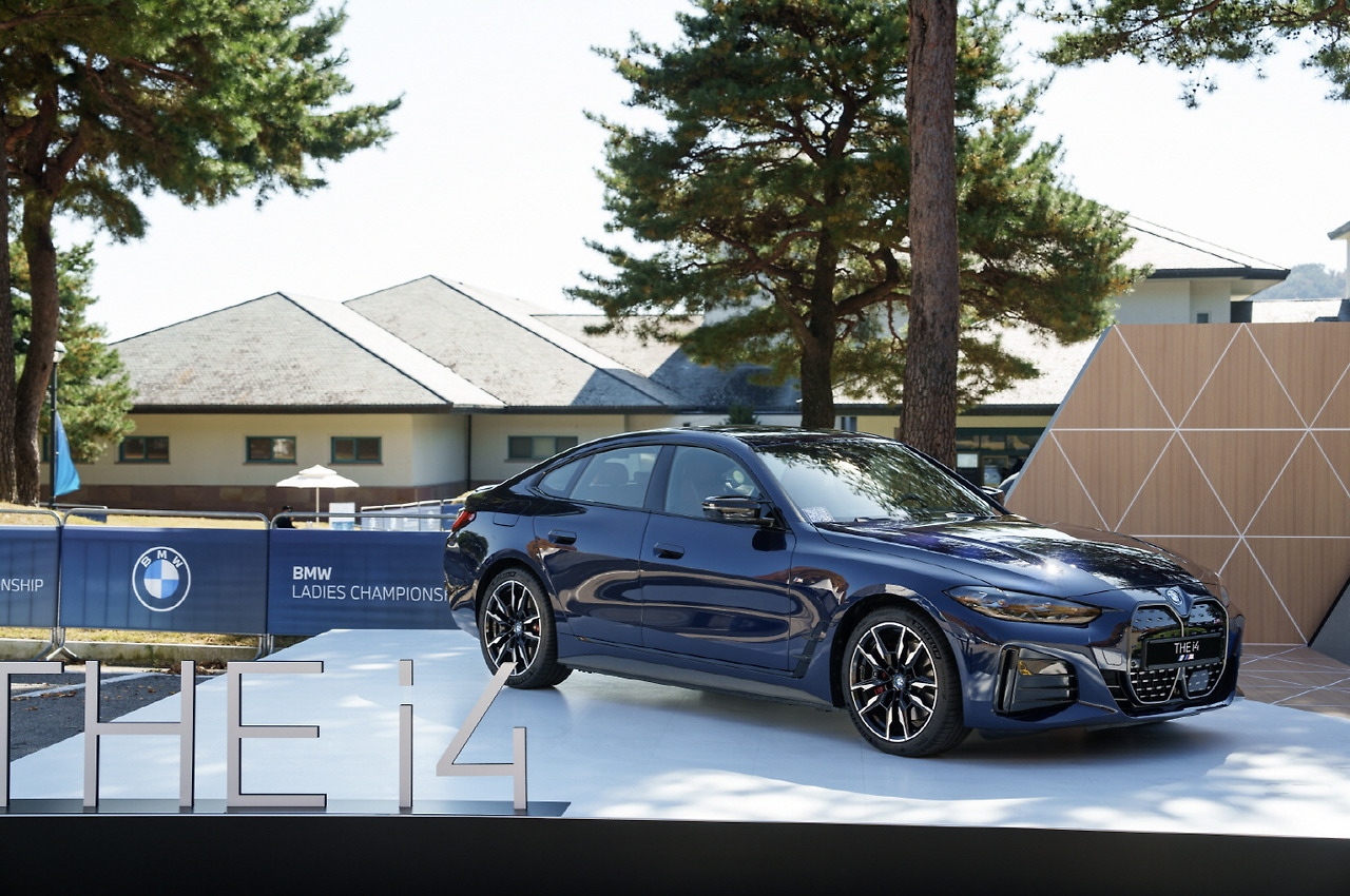 사진7-갤러리 플라자에 전시된 BMW i4.jpg