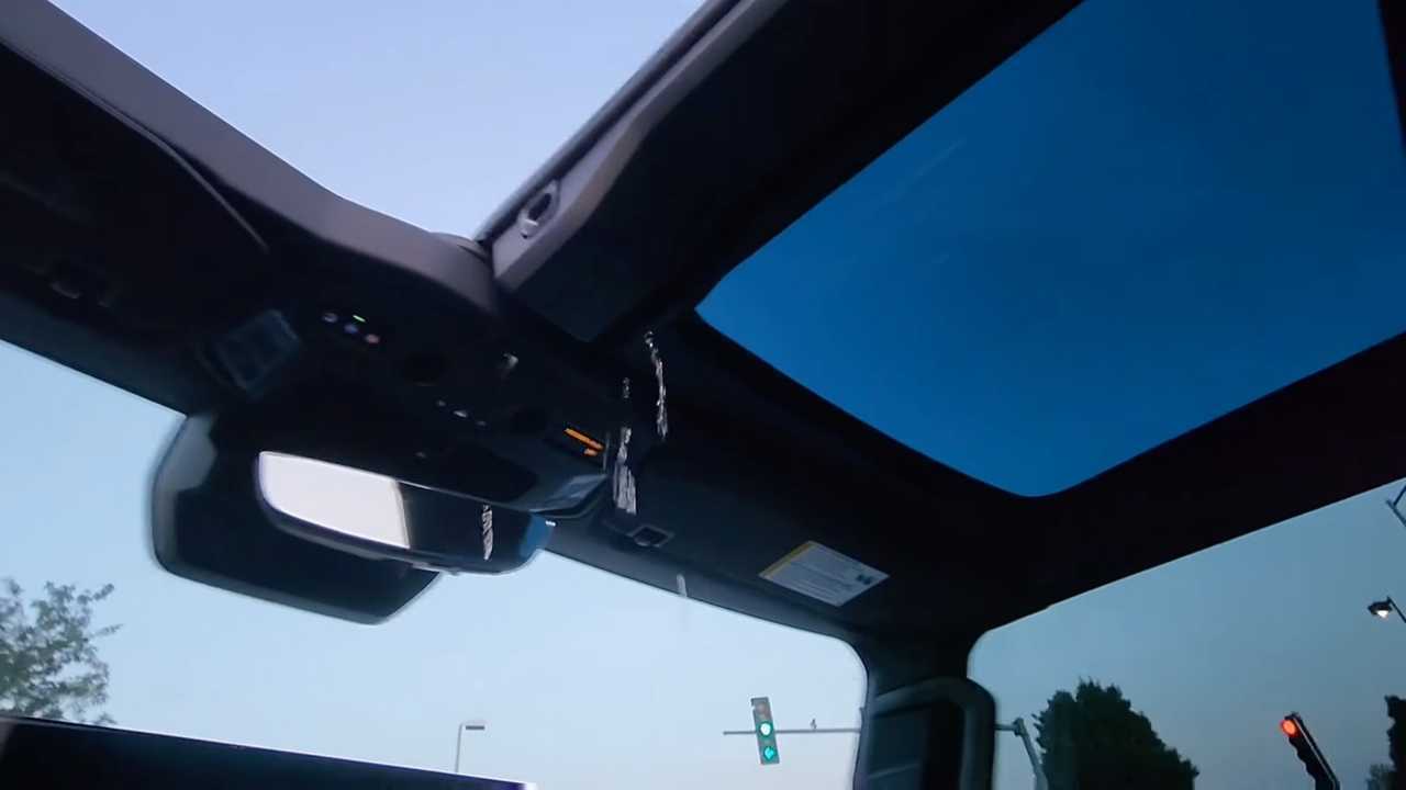 2022-gmc-hummer-ev-edition-1-leaking-roof-panels.jpg