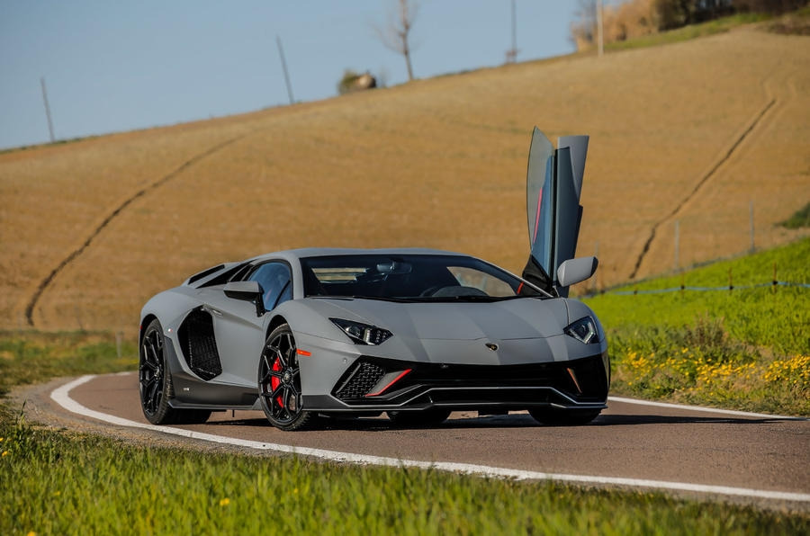 lamborghini-aventador-ultimae-2022-first_220408_3-fulkgi7c0x.jpg