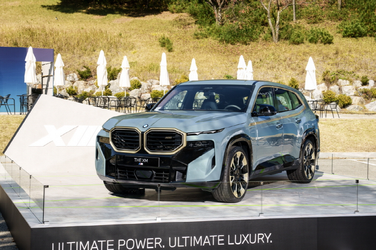 사진4-갤러리 플라자에 전시된 BMW XM.jpg