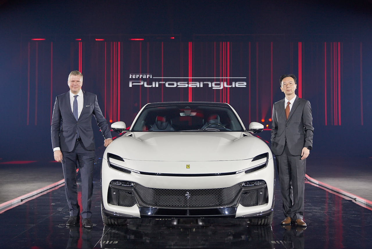 1_(왼쪽부터) 페라리 극동 및 중동 지역 디터 넥텔 총괄 지사장+FMK 페라리 브랜드 총괄 김진영 이사.jpg