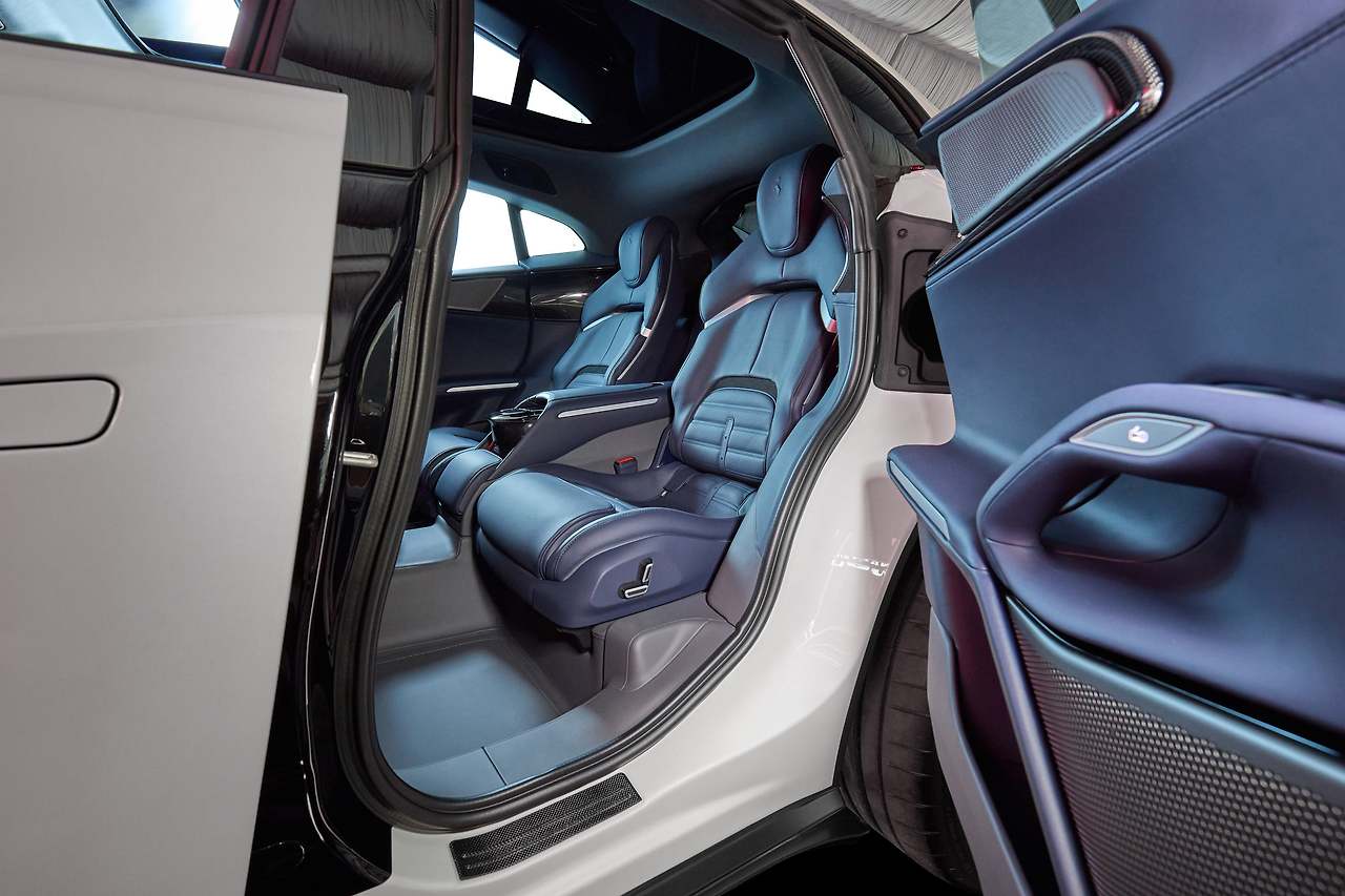 9_페라리 푸로산게_실내.jpg