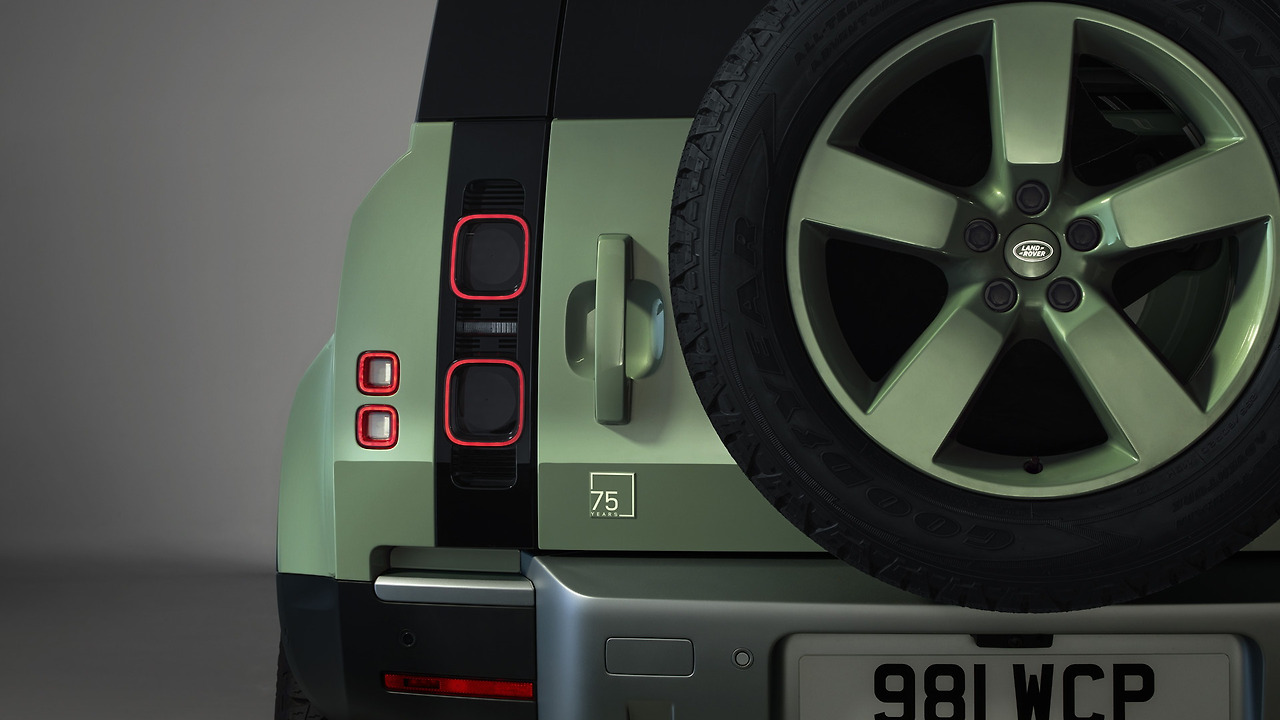 2023-land-rover-defender-75th-limited-edition_100855487.jpg