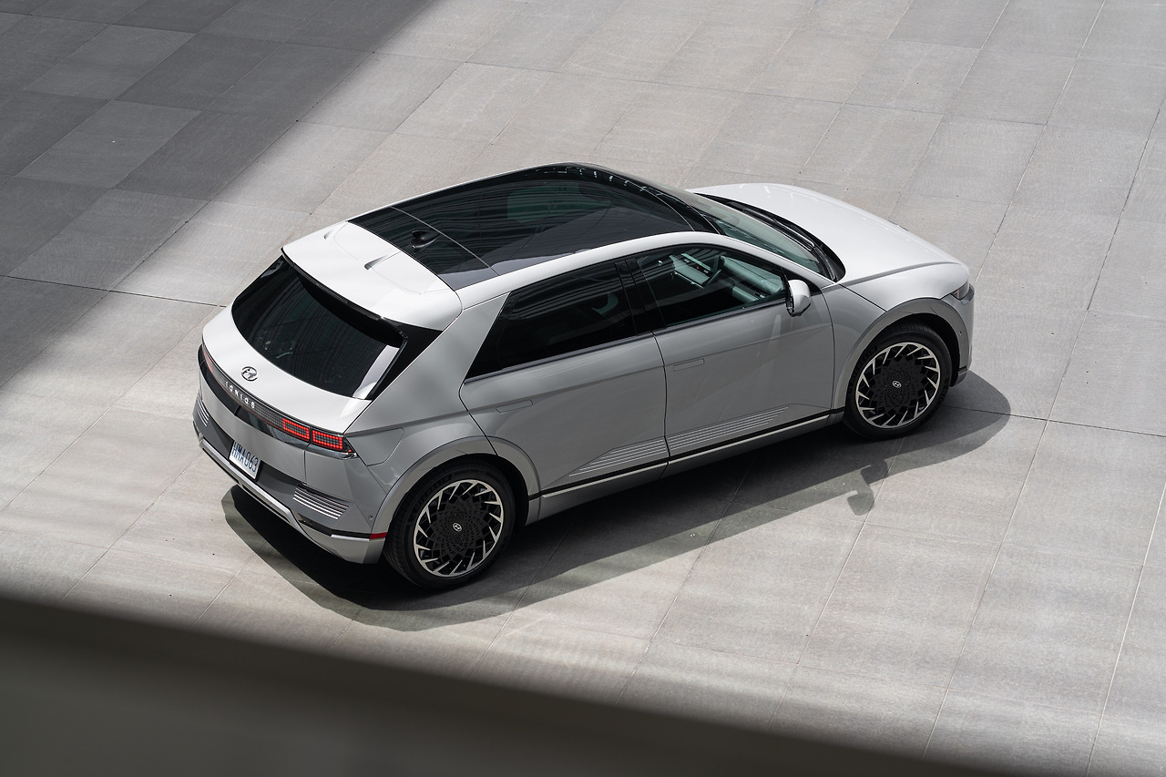 221021 (사진3) 아이오닉 5, EV 최초 모터트렌드 올해의 SUV.jpg