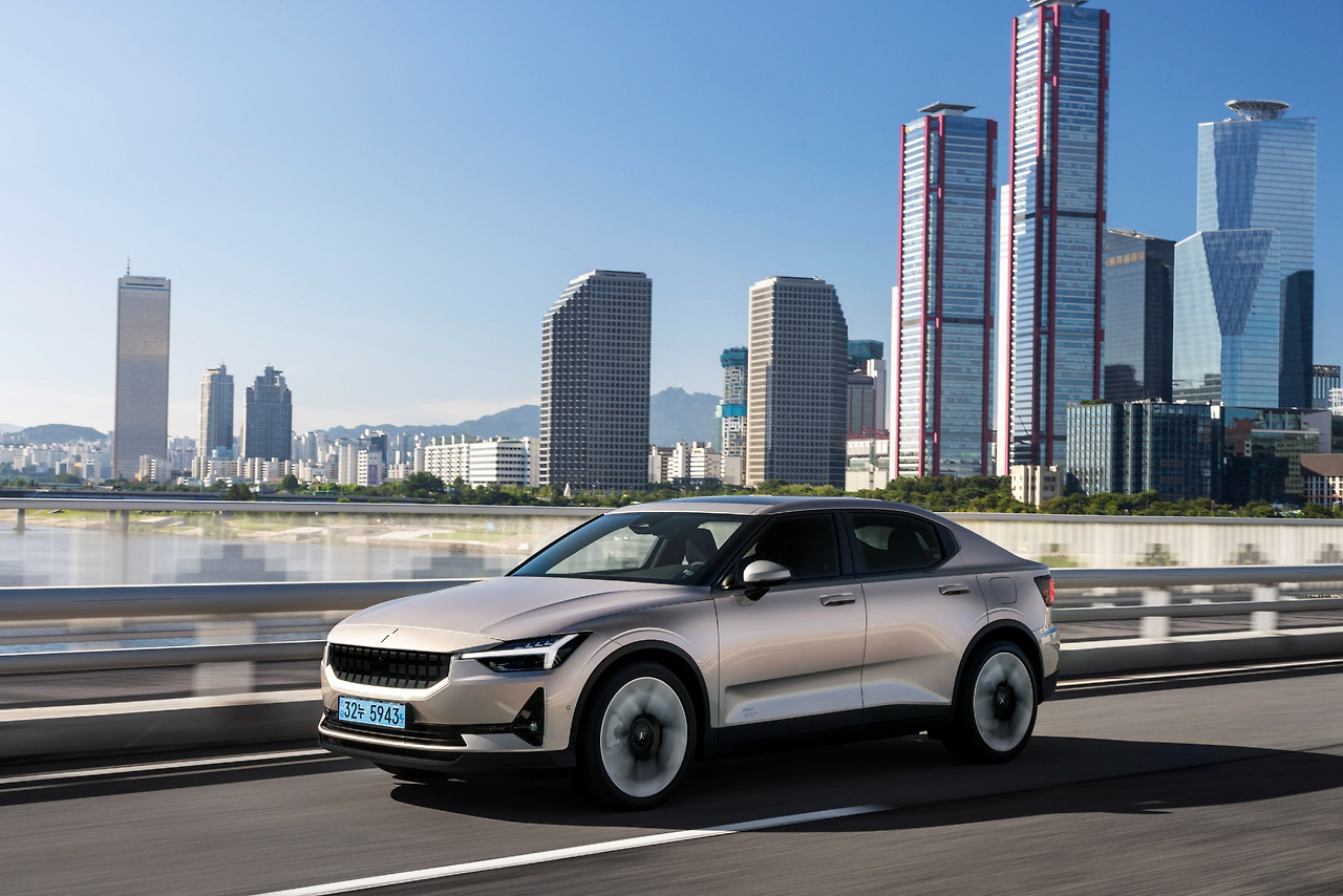 [이미지1] 디자인과 지속가능성 업데이트된 폴스타 2 신규 컬러 주피터(Jupiter) 주행컷.jpg