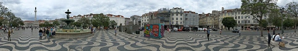 1280px-Lisbon_Praça_Dom_Pedro_IV_Panorama_of_Praça_Dom_Pedro_IV_(Rossio_Squa.jpg