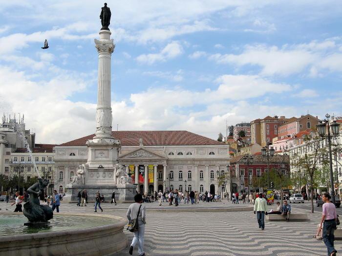 Praça_de_D._Pedro_IV_the_Rossio_with_bronze_fountain_and_statue_of_Dom_Pedro.jpg