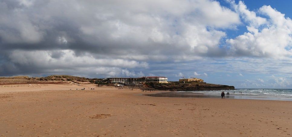 1280px-Guincho_May_2012-2_The_Guincho_beach_viewed_from_north,_with_the_Fort.jpg