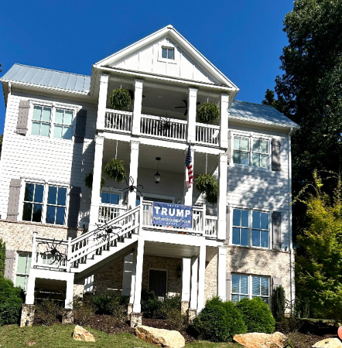 성조기와 함께 내건 트럼프 플랭카드.jpg