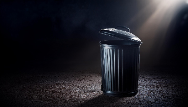 Firefly 한쪽에 놓여있는 쓰레기통 하나 97815.jpg