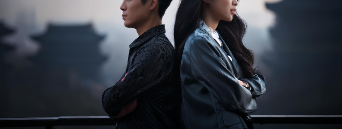 Firefly 등을 맞대고 있는 젊은 부부. 사이가 좋아 보이지 않는다 97815.jpg