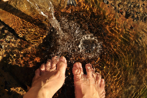 feet-in-the-water-2124781_1280.jpg