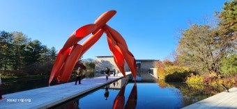 산(빨간 구조물).jpg